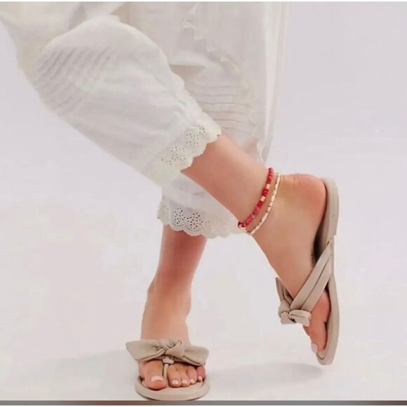 Free People Size 8 Brynn Bow Sandals Grey Nude Flip Flops Thongs Neutral Italy - Picture 1 of 6